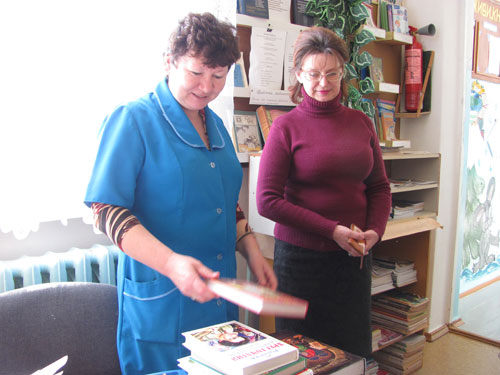 Подарок школьной библиотеке поселка Железнодорожное, 14 марта 2013 года